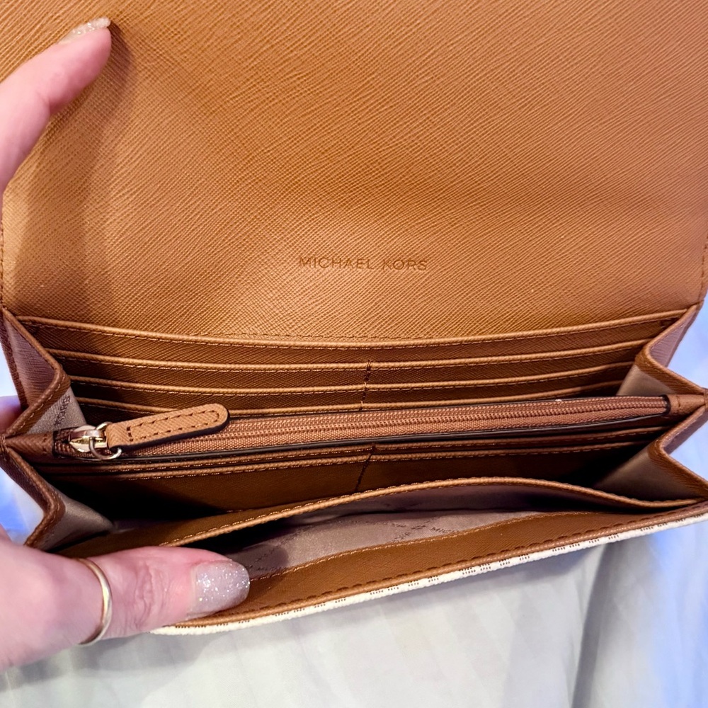 MK Gold Logo Cream Wallet - Picture 8 of 10